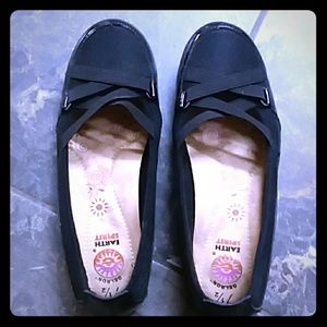 GIRLS ALL BLACK CLOSE TOED STAPPY FLATS